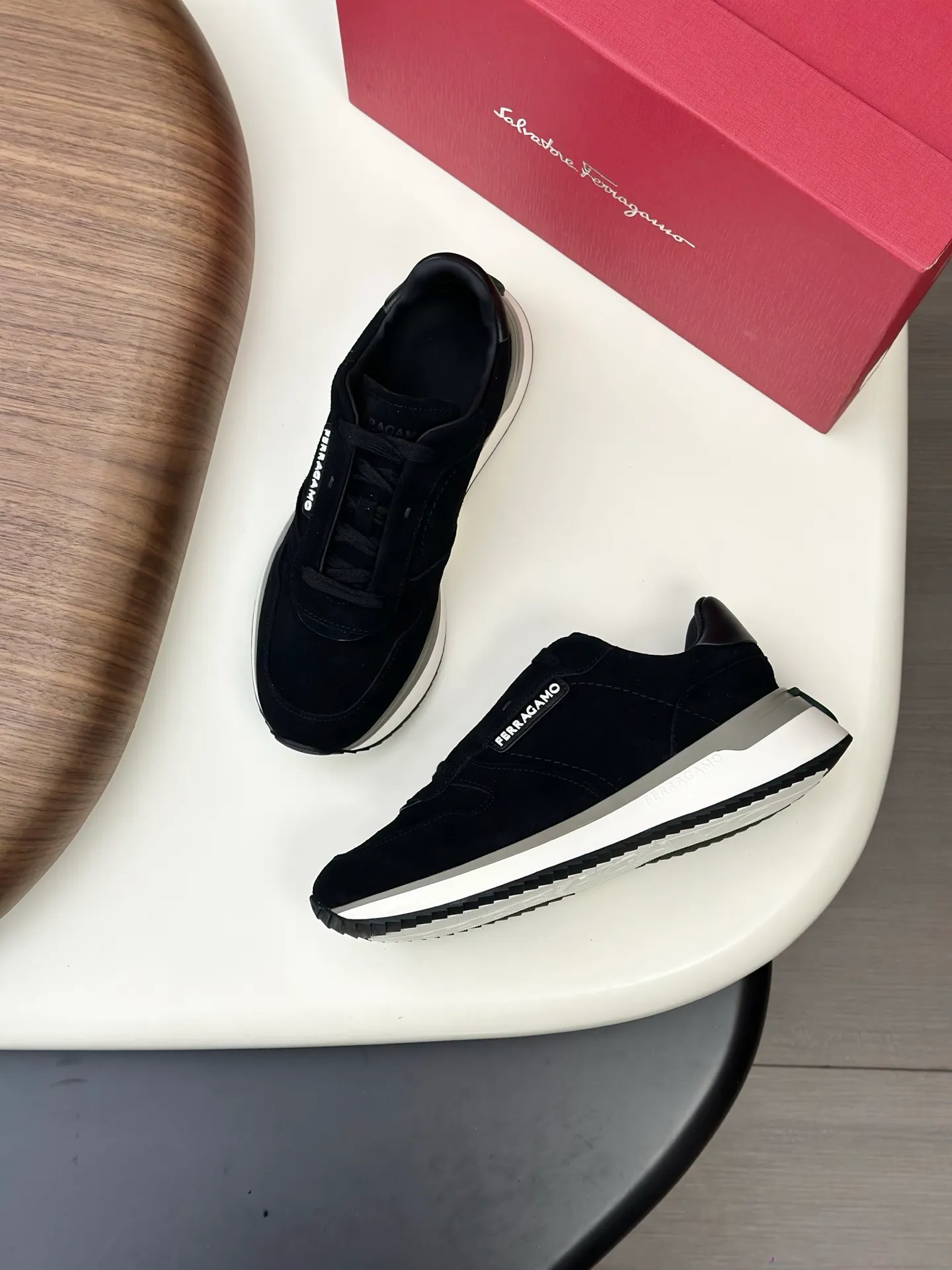 [Ferragamo] Top P: 820💰 Number of yards: 39~44 (38.45 custom-made, non-refundable) Top purchasing agent 🇮🇹 Ferragamo men's casual shoes series, the counter sells the original configuration at the same time, Italian imported cowhide fabric, high-quality splicing technology, imported water-dyed cow lining , Soles: Original foam soles are specially provided by the original factory, and the original factory follows the order. 🔍High quality can be entered and exited the counter at will. Welcome to compare and synchronize with the counter.